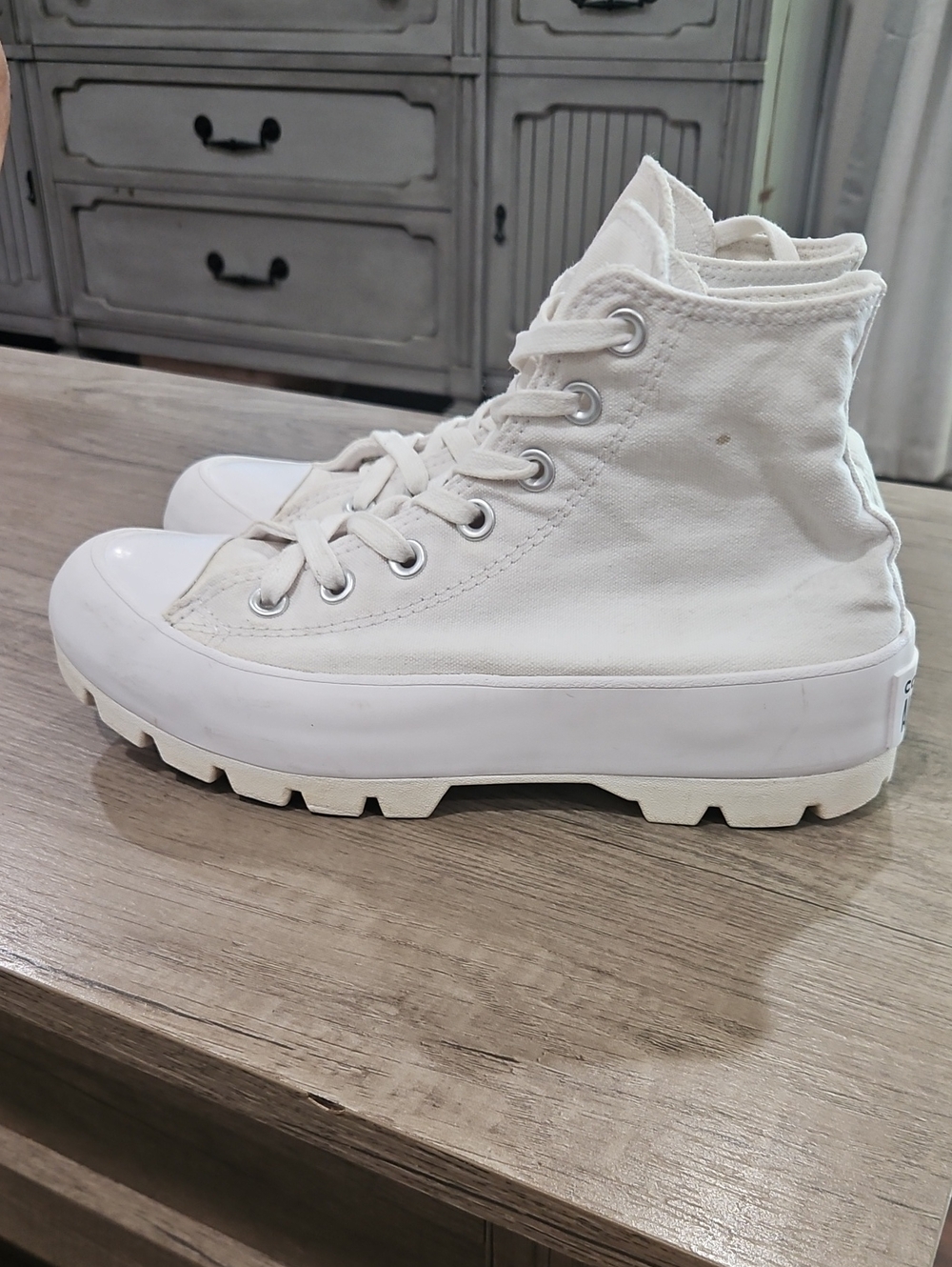 Converse Chuck Taylor All Star Lugged Hi White women's 7